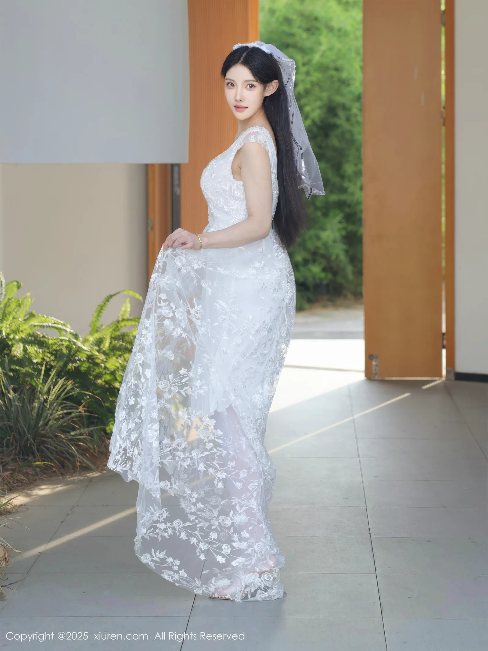 Issue 10661 of Li Xue'er's Photo Shoot [82 Pages]