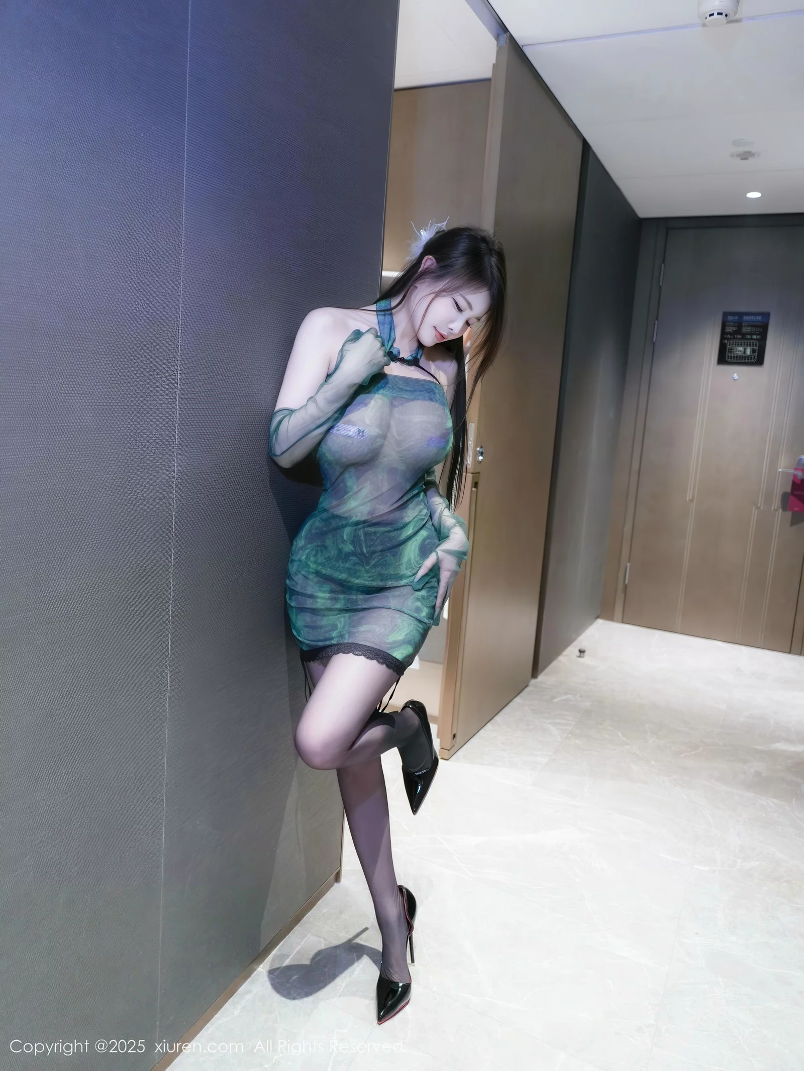 Issue 10660 of Tien Ni's Photo Shoot [52 Pages]