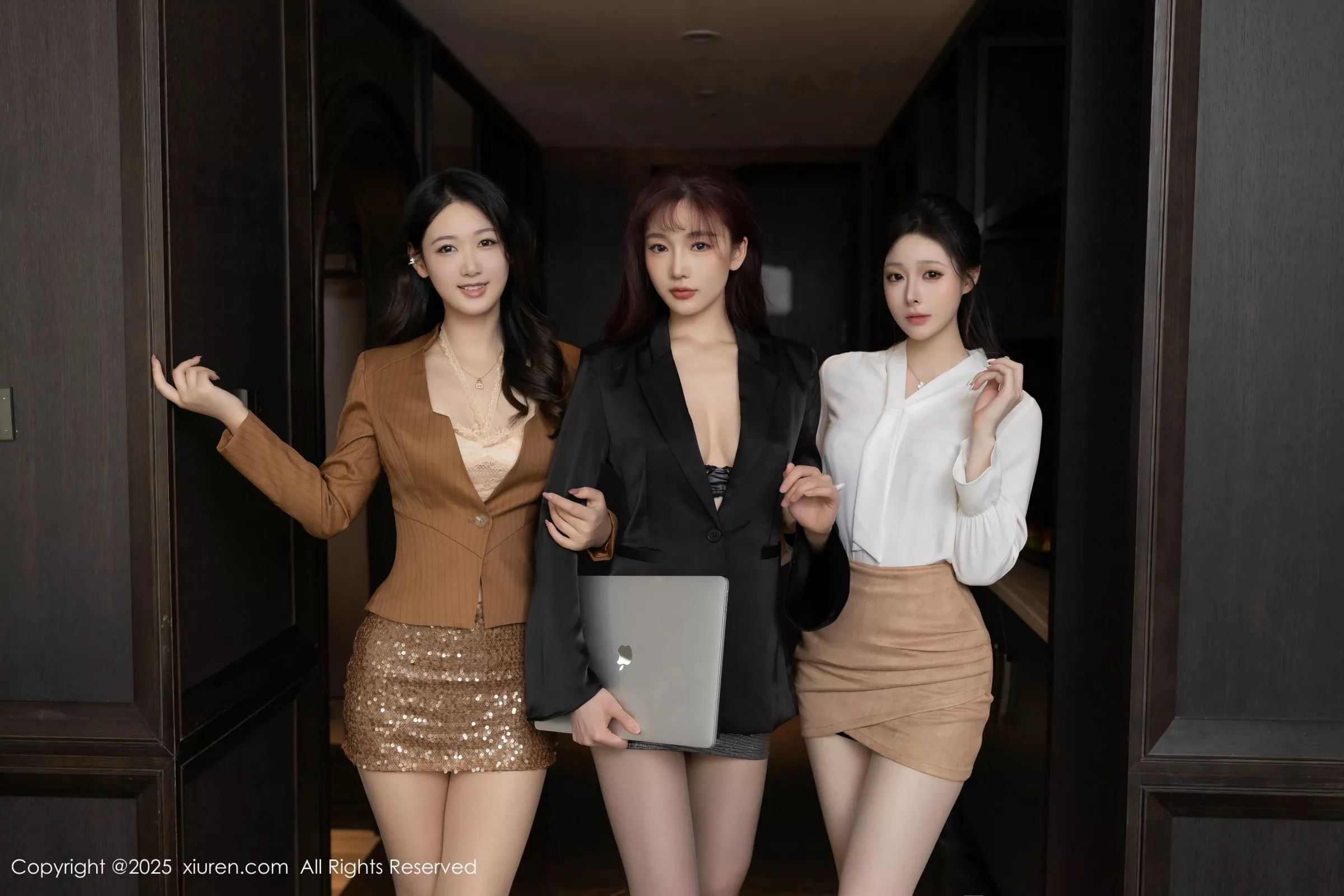 Issue 10233 of the Model Collection Photo Set [80 Pages]