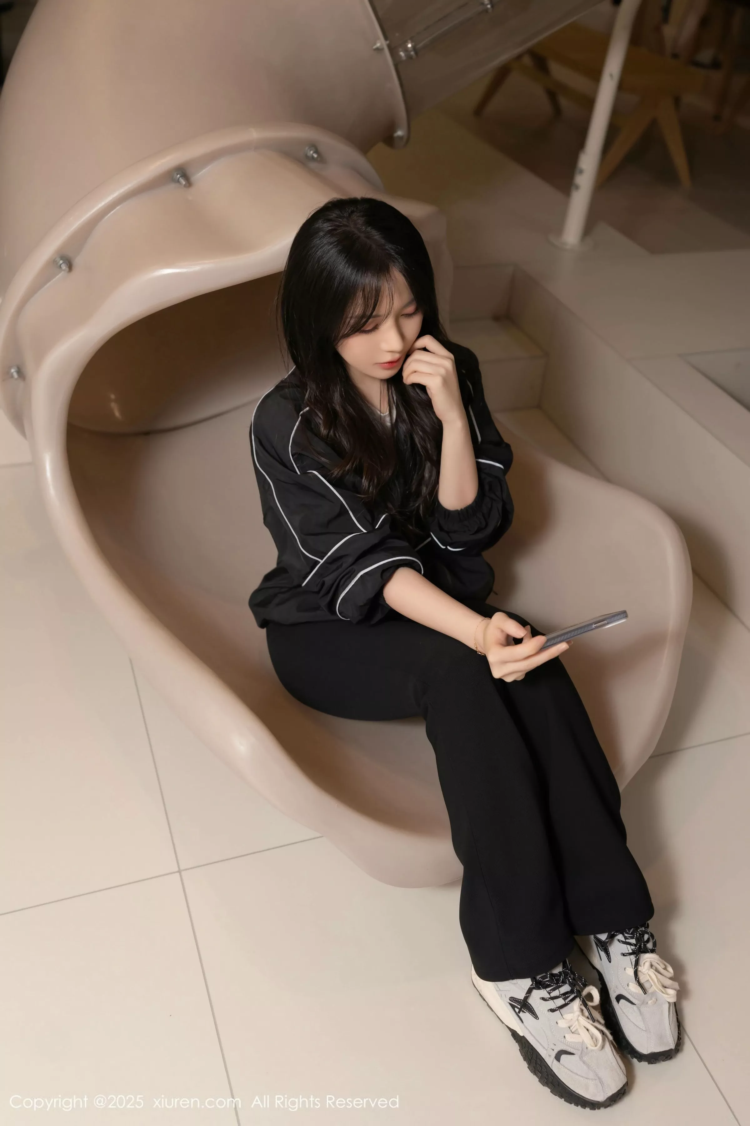 Issue 10112 of Fish Roe Photos [58 images]