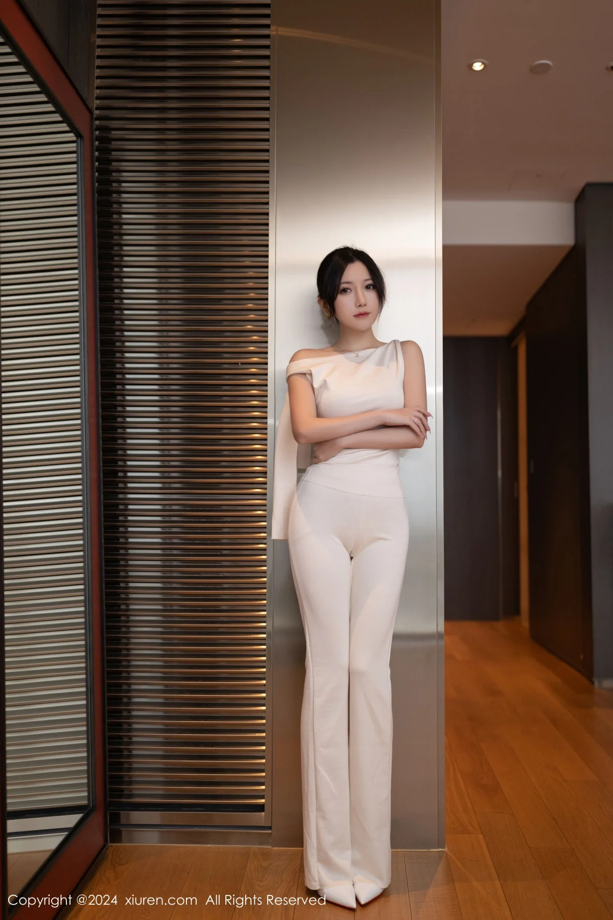 Issue 9457 of Fish Roe Photos [80 Pages]